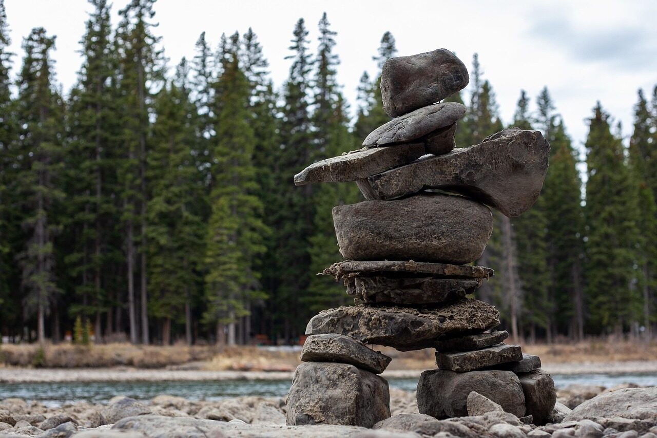 stack of stones, banff, national park, stone age, stones, stone tower, tower, forest, landscape, flow, riverbed, human, nature, environmental protection, climate protection, motivation, being human, art, nature art, ecoart, meditation, quiet, serenity, stone sculpture