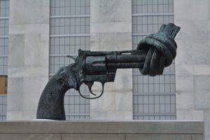 gun, united nations, nyc, sculpture, handgun, fear, warning, protest, gray fear, gray gun