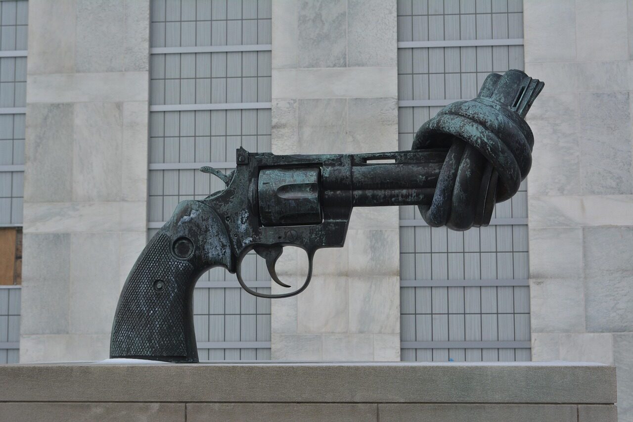 gun, united nations, nyc, sculpture, handgun, fear, warning, protest, gray fear, gray gun